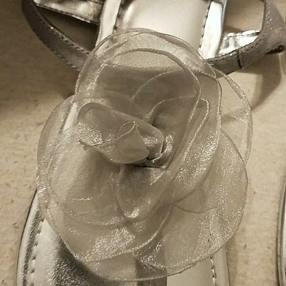 Grey sandals with rosette detail - Picture 4 of 4